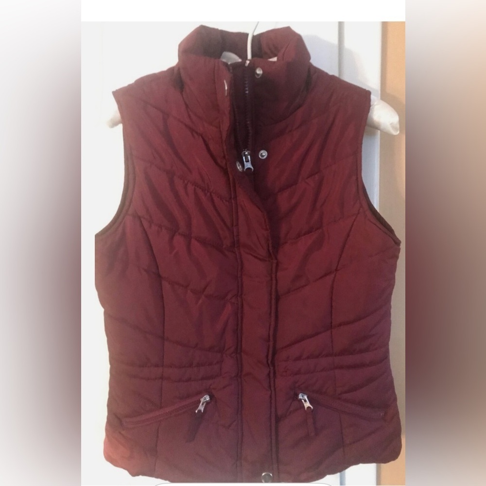 American Rag pie  puffer vest Sz S removable faux fur hood trails